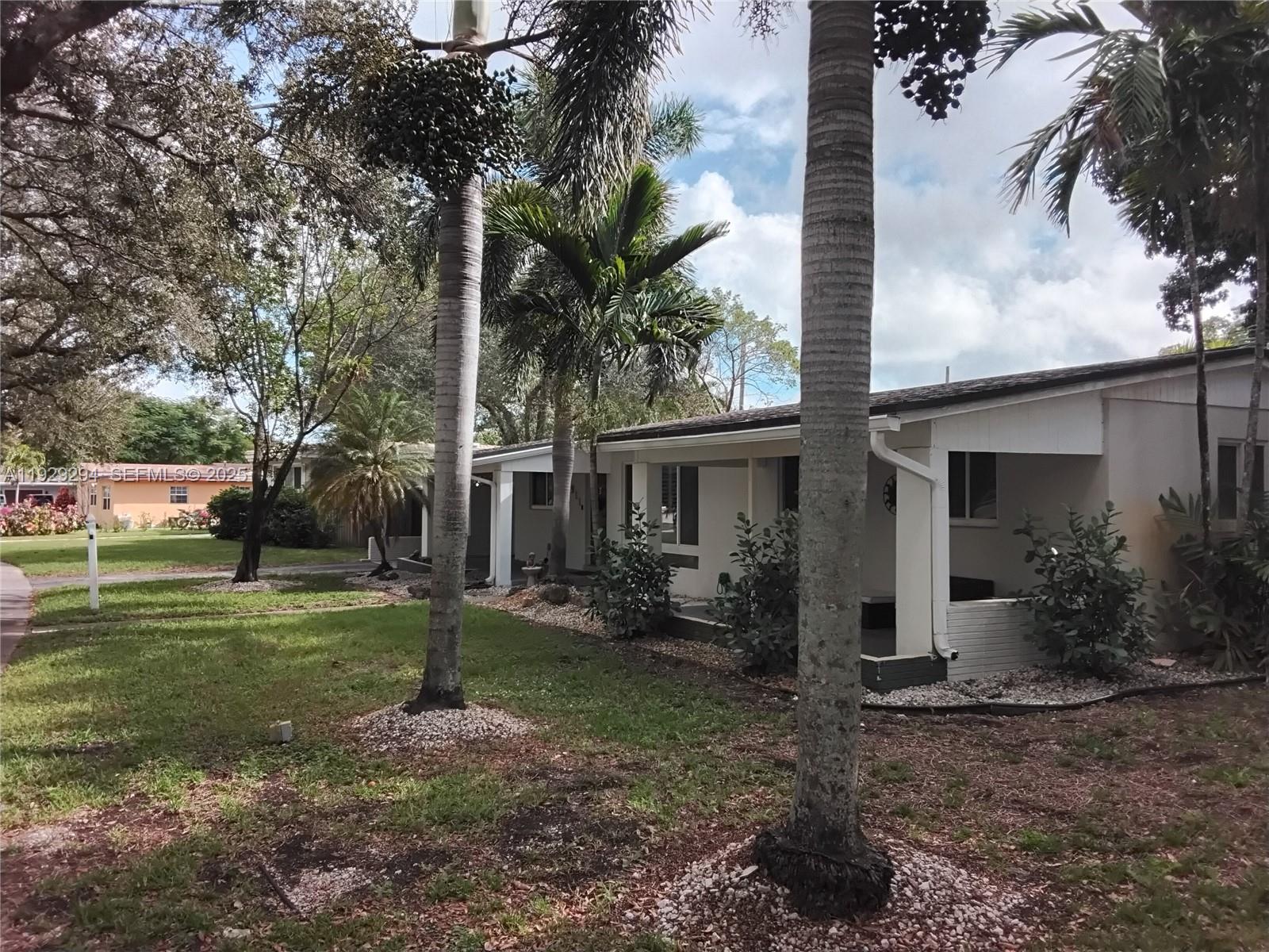 1ad5be0d-1894 911 W Country Club Cir, Plantation FL 33317 — #A11929294