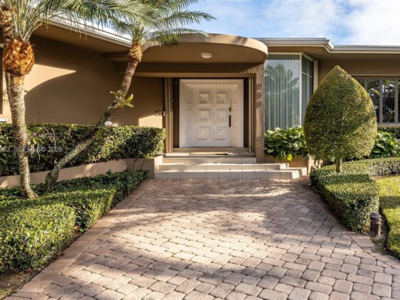 950 S Southlake Dr # 950, Hollywood FL 33019 — #A11939983