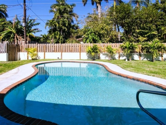 951 Washington St, Hollywood FL 33019 — #A11317343