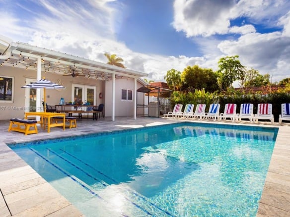 833 Washington St, Hollywood FL 33019 — #A11318257