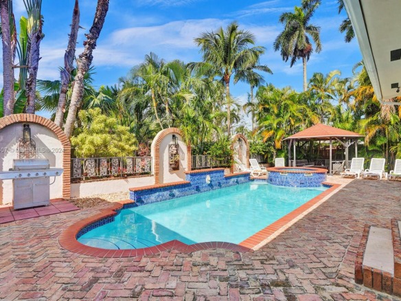 1049 N Southlake Dr, Hollywood FL 33019 — #A11333607