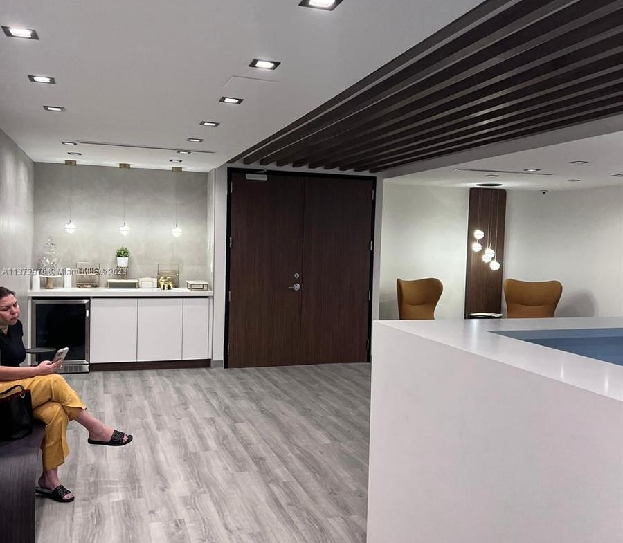 900