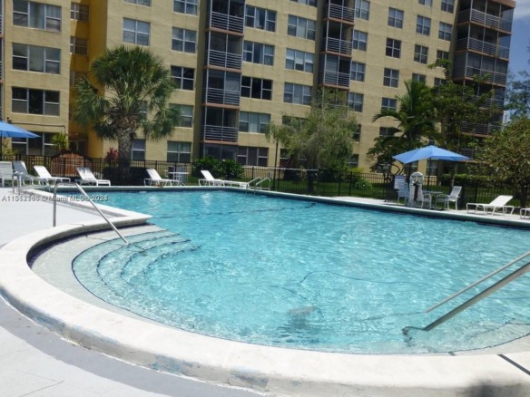 17890 W Dixie Hwy 601 Hwy # 601, North Miami Beach FL 33160 — #A11612160