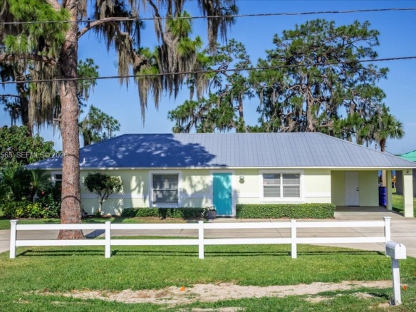 924 Lake Dr E, Lake Placid FL 33852 — #A11619565
