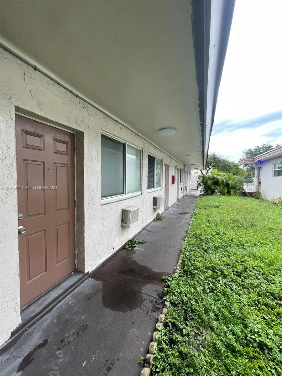 1ad5be0d-3489 800 N federal hwy # 5, Hollywood FL 33020 — #A11647801