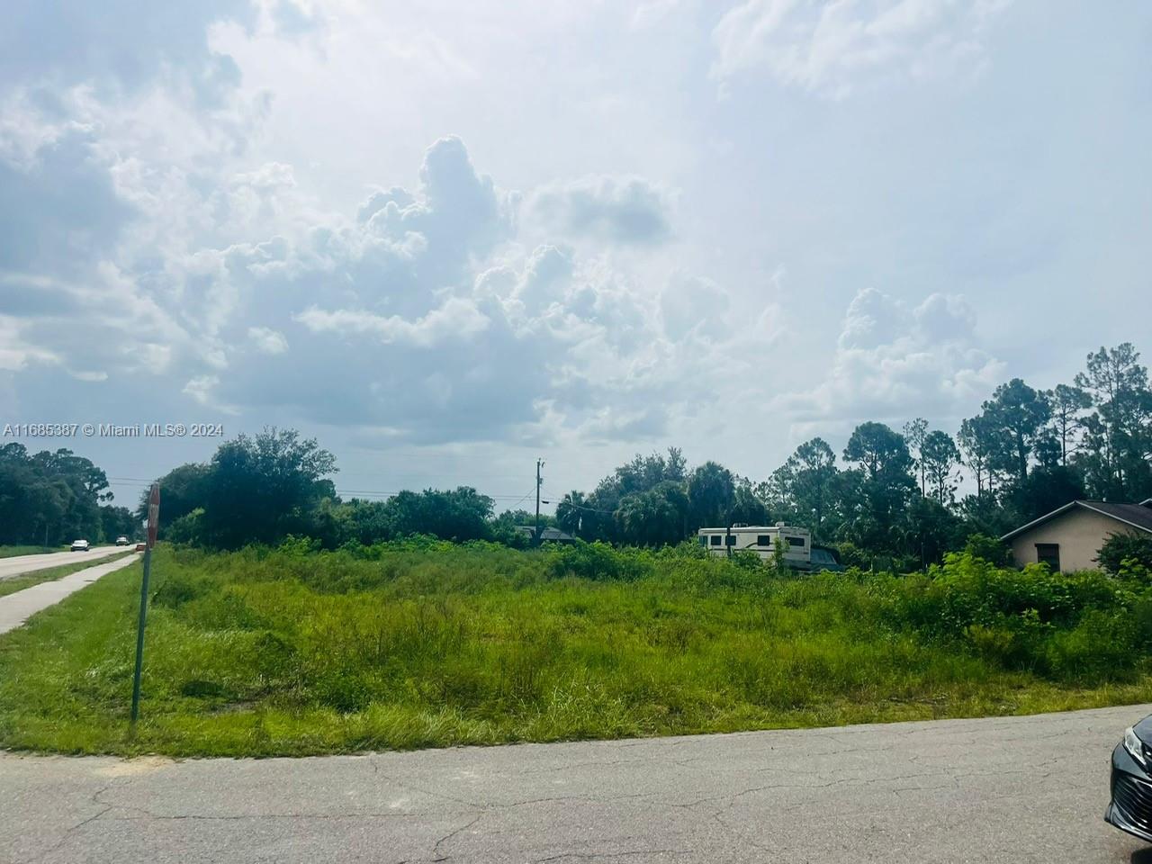 1ad5be0d-3750 601 Lake Ave, Lehigh Acres FL 33972 — #A11685387
