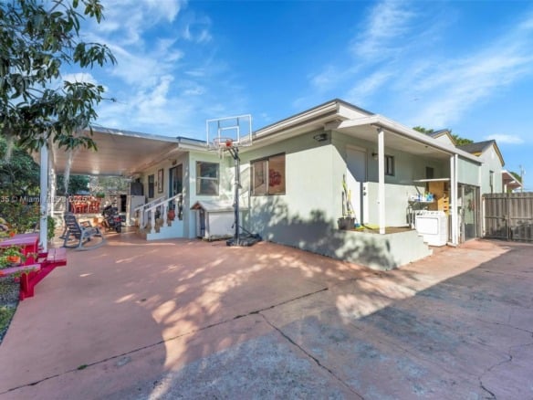 462 E 39th St, Hialeah FL 33013 — #A11721635