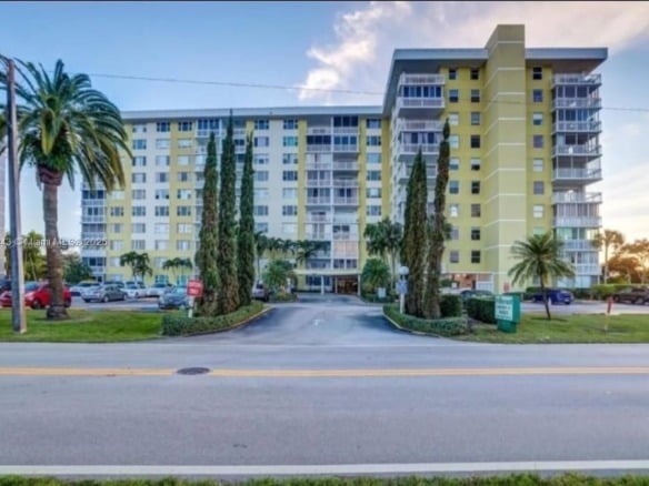 4400 Hillcrest Dr # B, Hollywood FL 33021 — #A11794943
