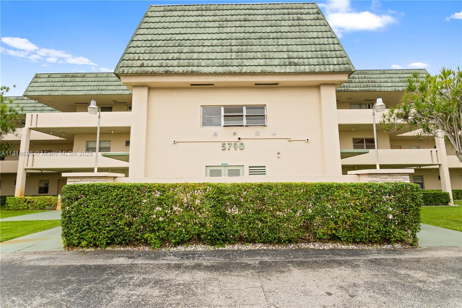 1ad5be0d-5771 5790 Stirling # 212, Hollywood FL 33021 — #A11818686