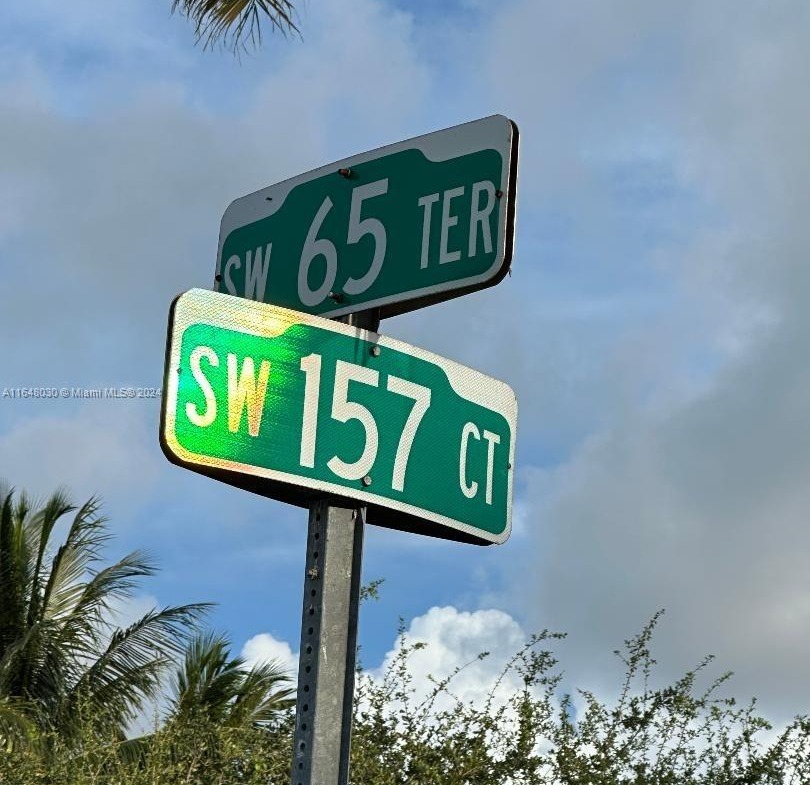 810