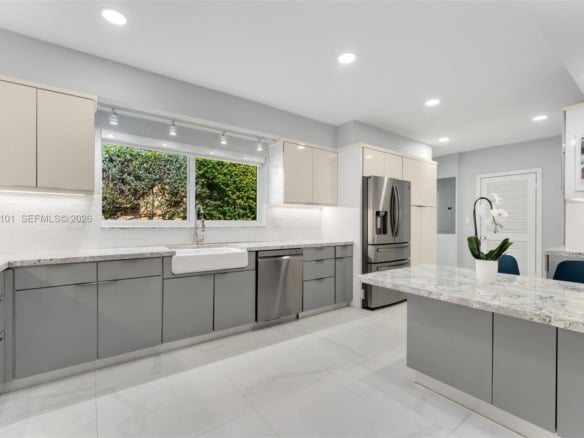 1410 Cleveland Rd, Miami Beach FL 33141 — #A11863101