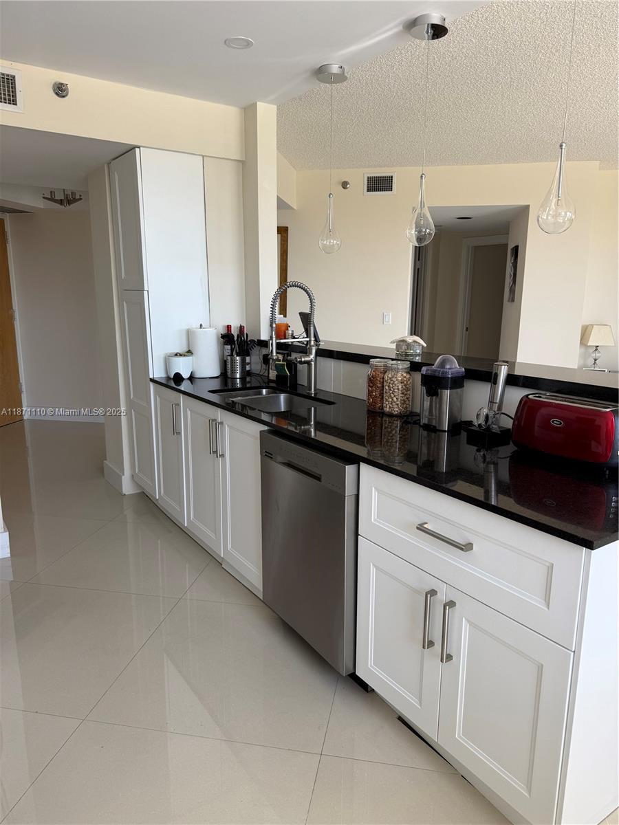 1ad5be0d-7630 20185 E Country Club Dr # 510, Aventura FL 33180 — #A11871110