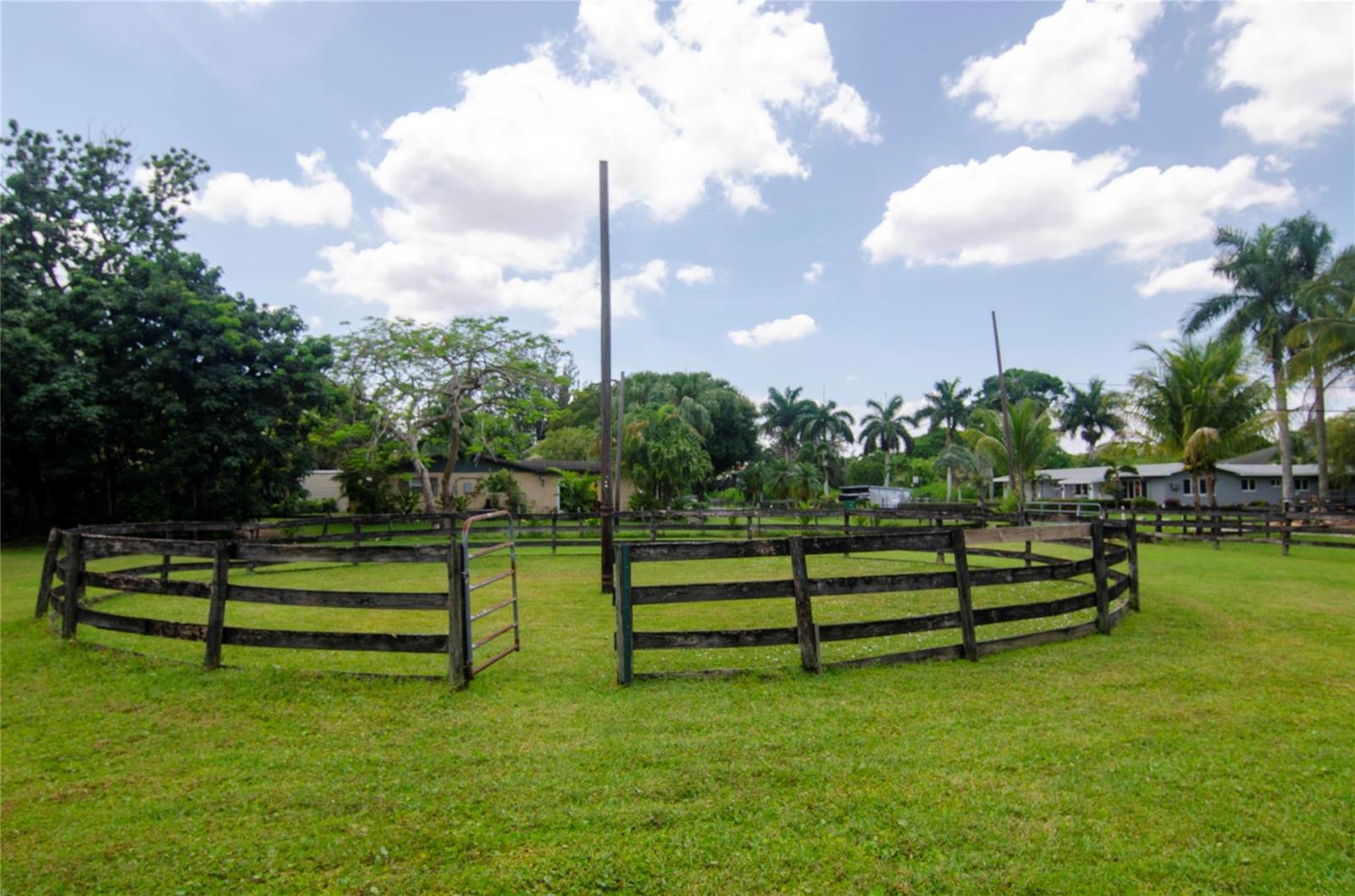 CREATOR: gd-jpeg v1.0 (using IJG JPEG v62), quality = 90 1765 Back Lot SW Back 112th Avenue, Davie FL 33325 — #F10458508