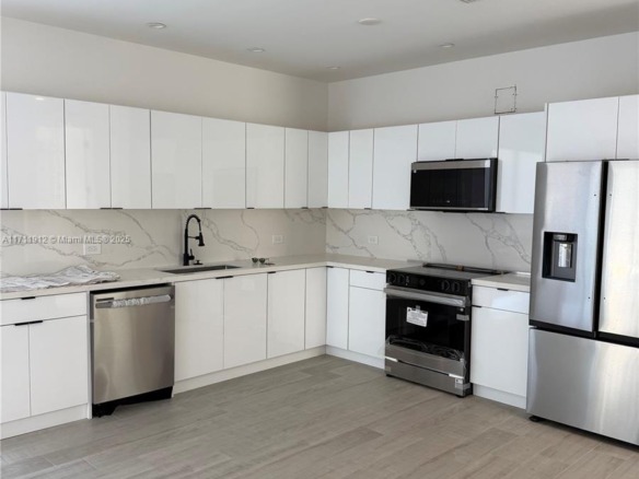 210 SE 10th St, Hallandale Beach FL 33009 — #A11711912