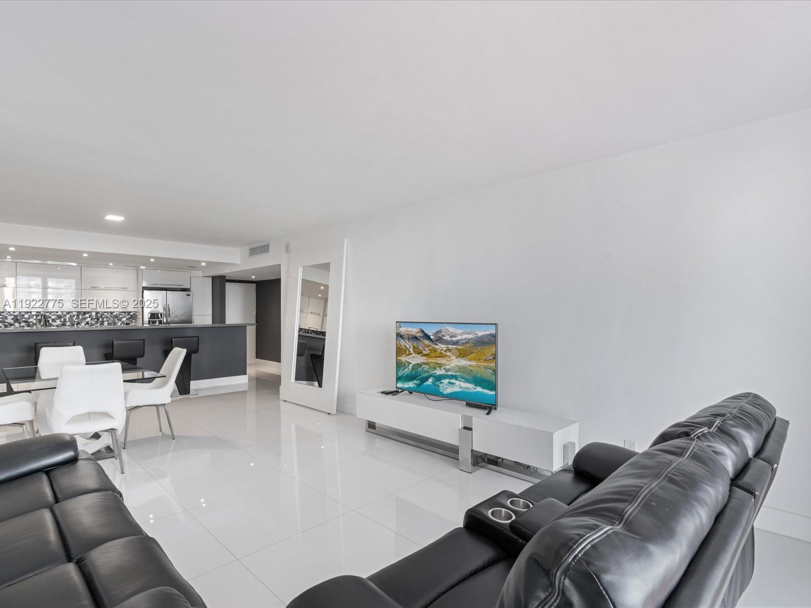 6dd28e9b-1242 19370 E Collins Ave # 627, Sunny Isles Beach FL 33160 — #A11922775