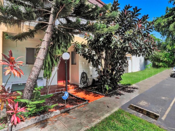 2701 N 34th Ave # 1D, Hollywood FL 33021 — #A11919139