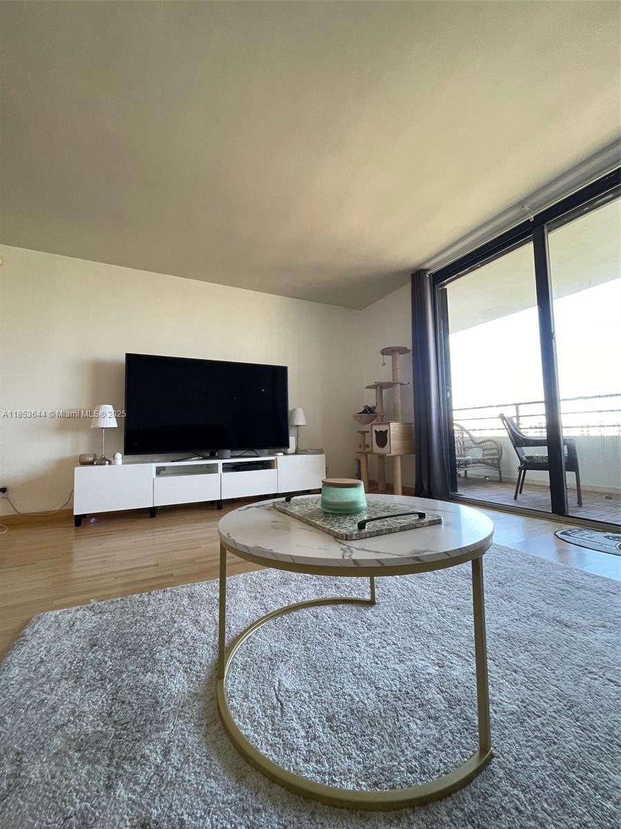 6dd28e9b-1675 Listing #A11853644