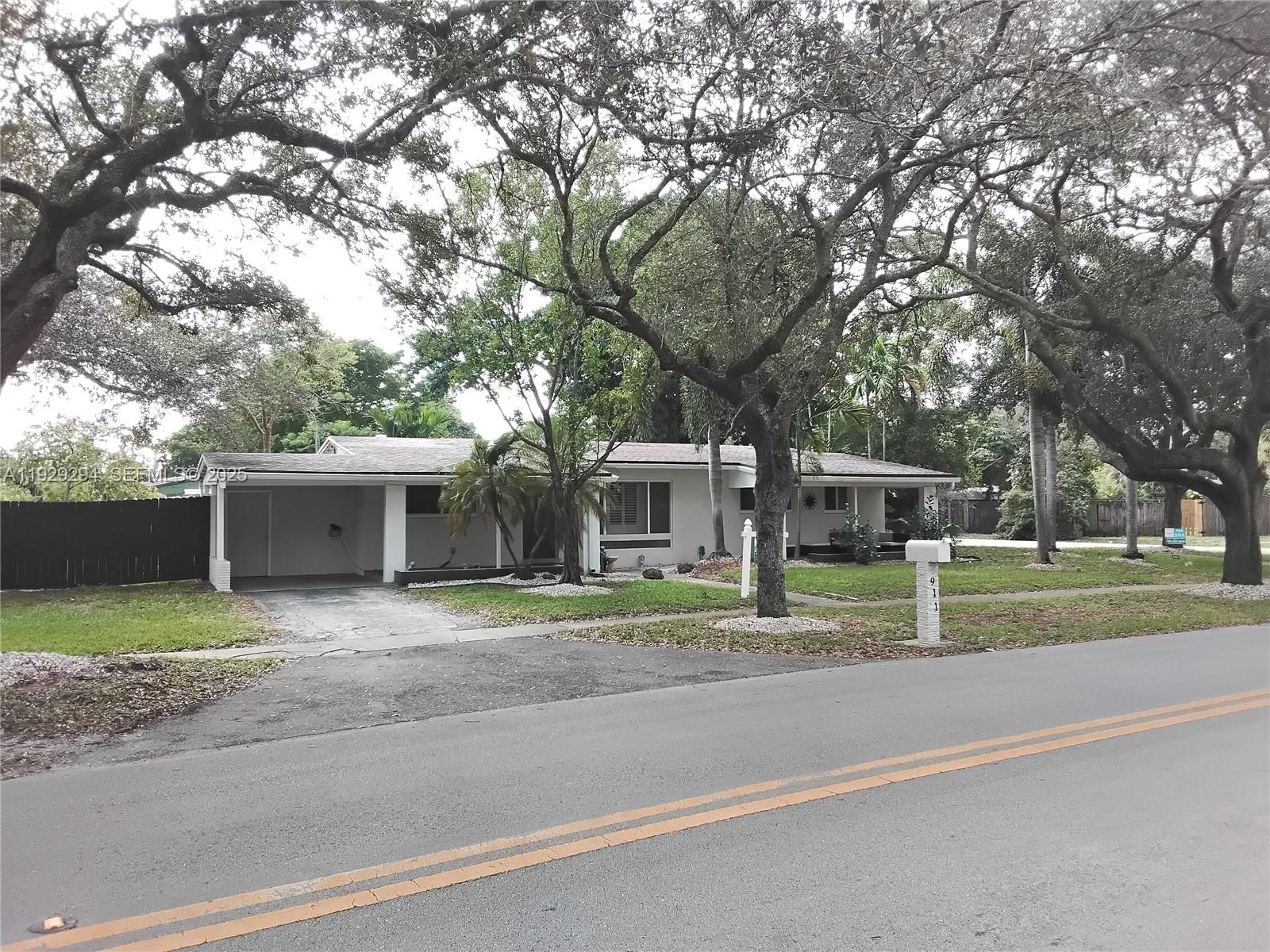 6dd28e9b-1801 911 W Country Club Cir, Plantation FL 33317 — #A11929294