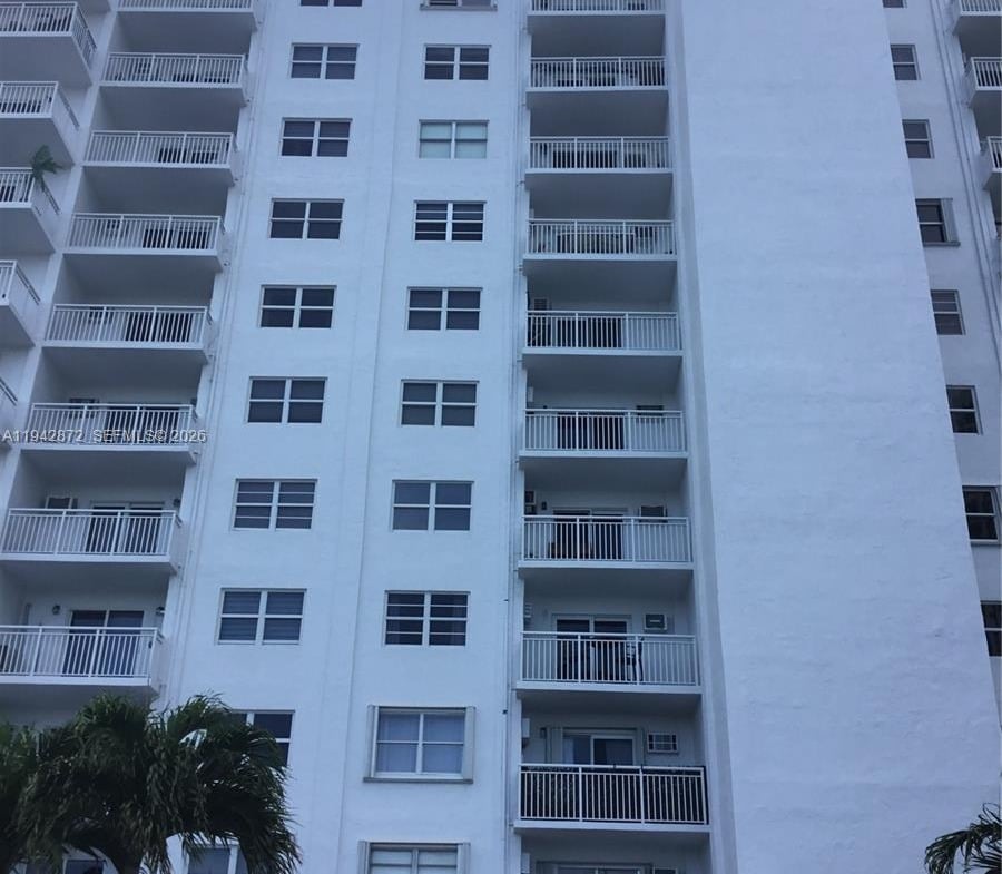 900