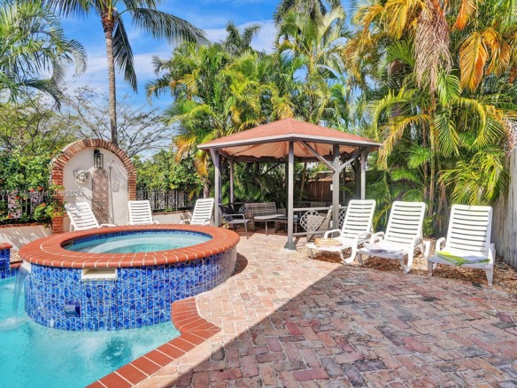 1049 N Southlake Dr, Hollywood FL 33019 — #A11333607