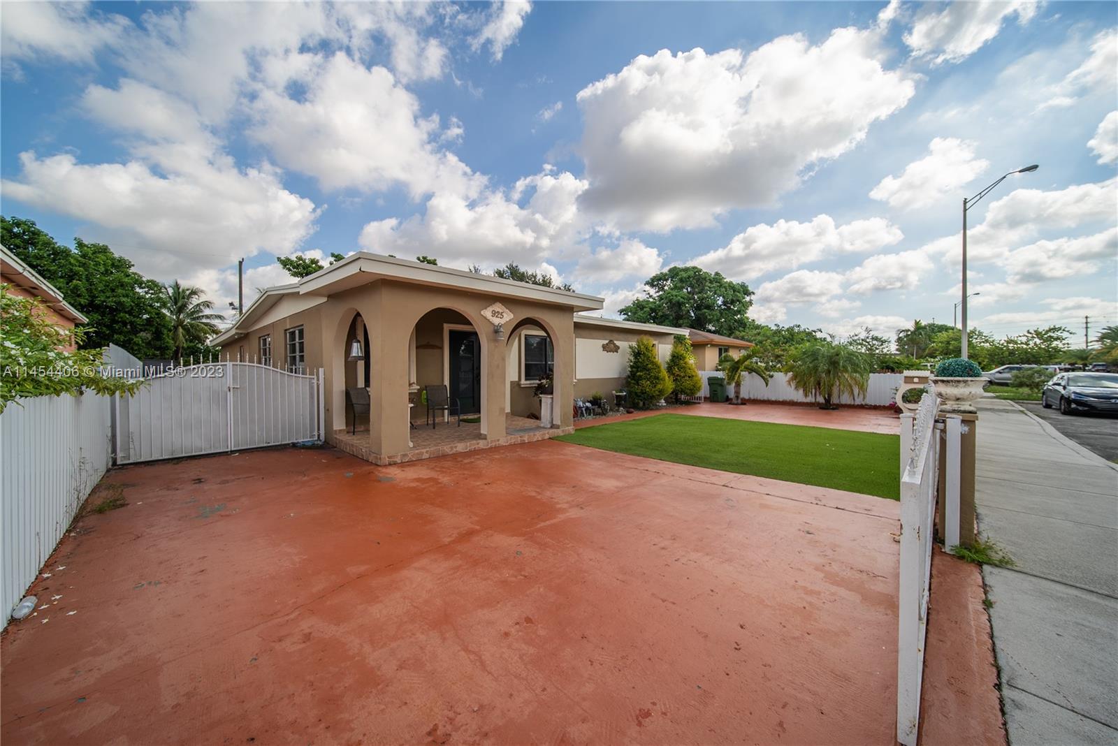 6dd28e9b-2692 925 E 29th St, Hialeah FL 33013 — #A11454406