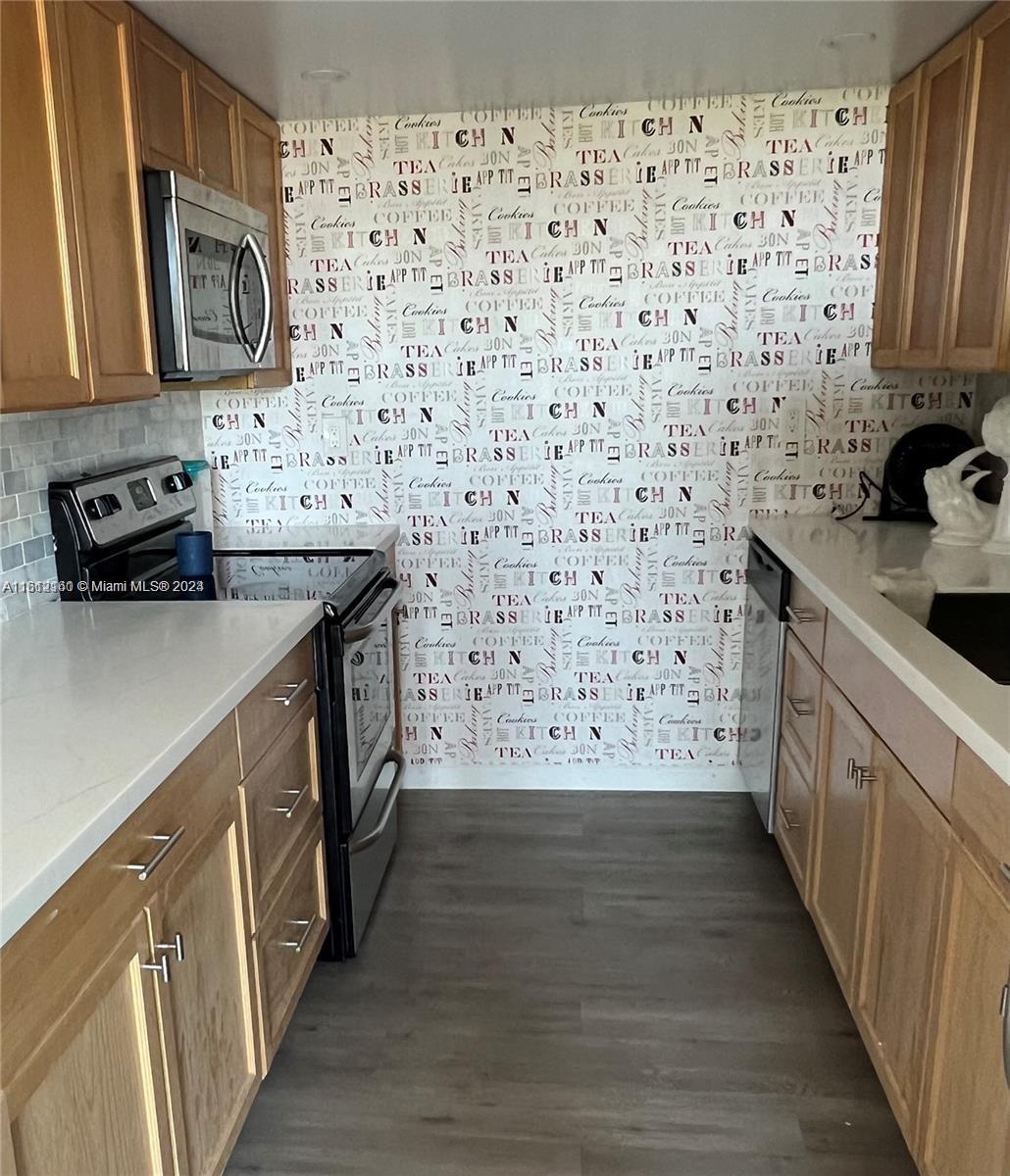 6dd28e9b-3185 17890 W Dixie Hwy 601 Hwy # 601, North Miami Beach FL 33160 — #A11612160