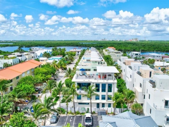 305 Oak St, Hollywood FL 33019 — #A11622188