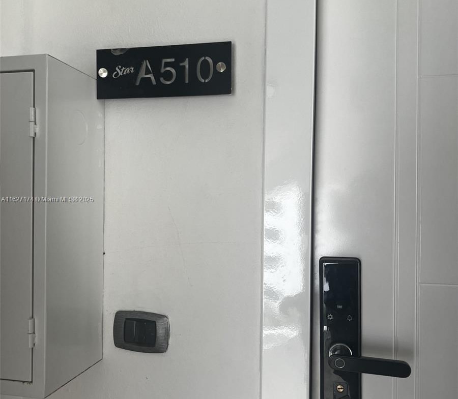 900