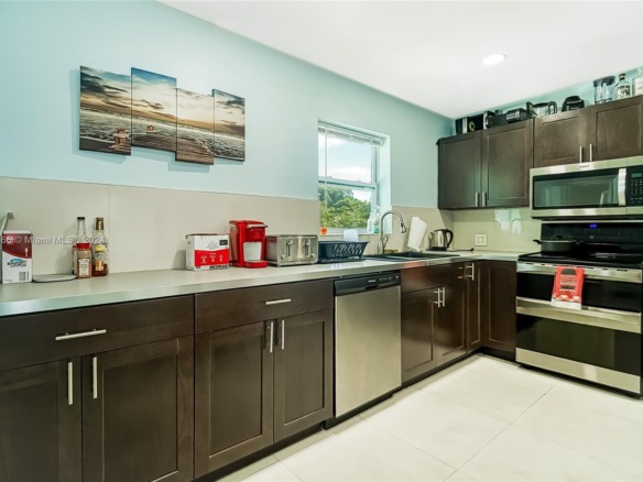 216 SW 6th St, Hallandale Beach FL 33009 — #A11632466