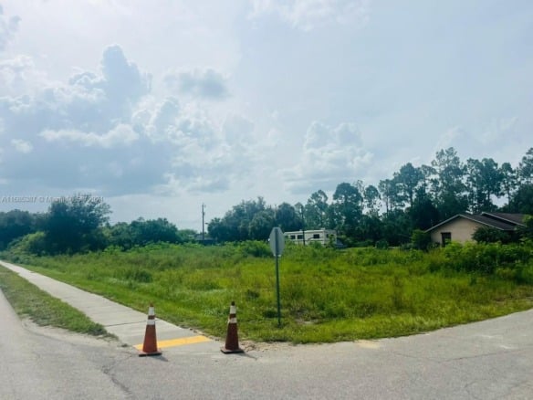 601 Lake Ave, Lehigh Acres FL 33972 — #A11685387