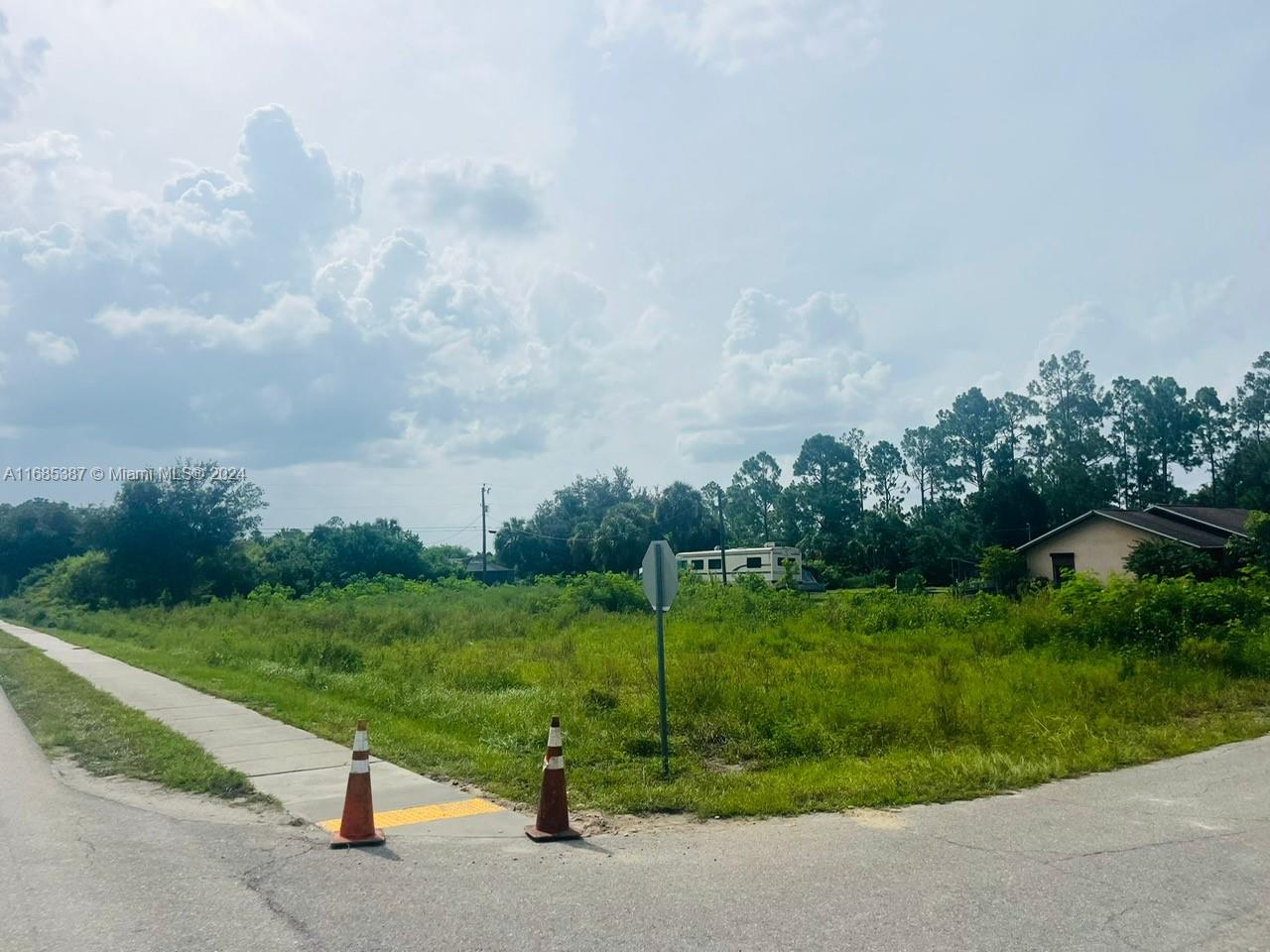 6dd28e9b-3612 601 Lake Ave, Lehigh Acres FL 33972 — #A11685387