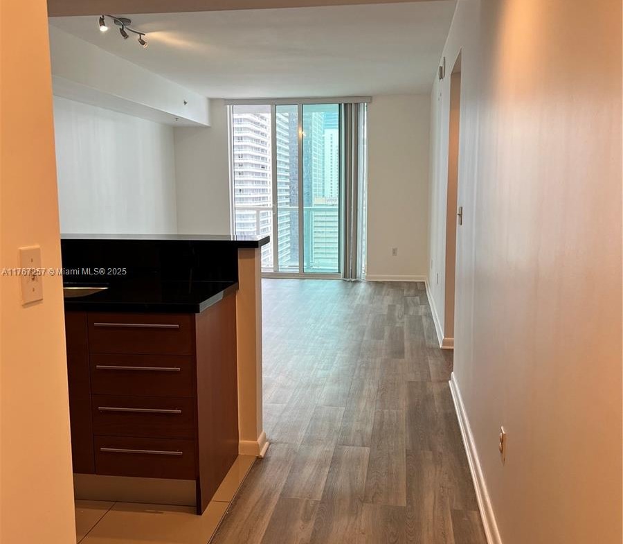900