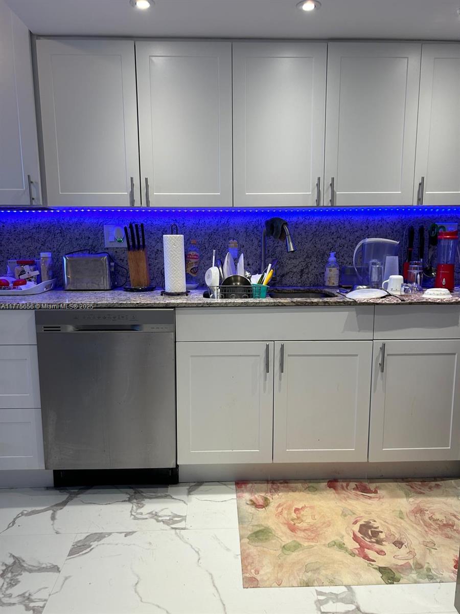 6dd28e9b-4746 17890 W Dixie Highway # 714, North Miami Beach FL 33160 — #A11775656