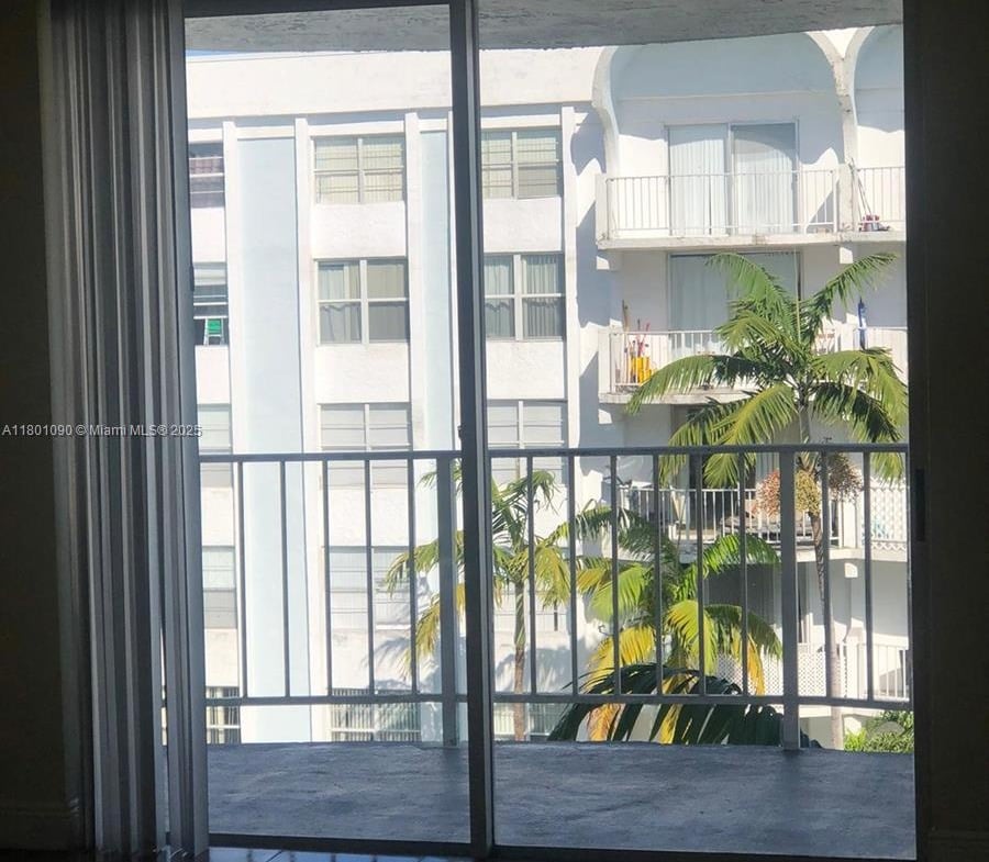 900