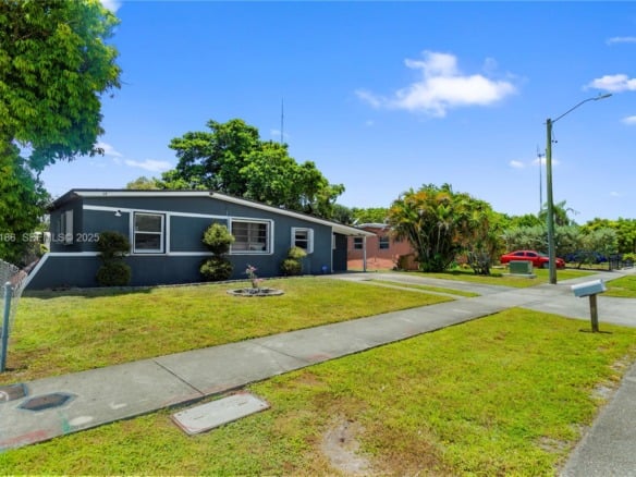 3760 SW 47th Ave, West Park FL 33023 — #A11854186