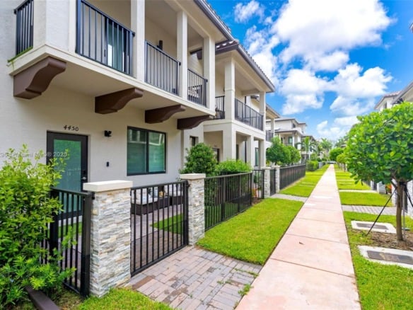 4450 NW 83rd Pkwy, Doral FL 33166 — #A11858296
