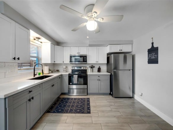817 SW 12th St, Fort Lauderdale FL 33315 — #A11859524