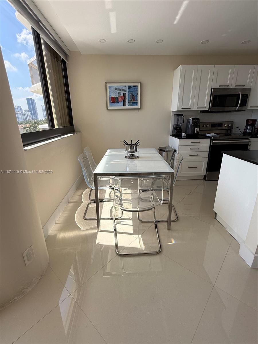 6dd28e9b-7424 20185 E Country Club Dr # 510, Aventura FL 33180 — #A11871110