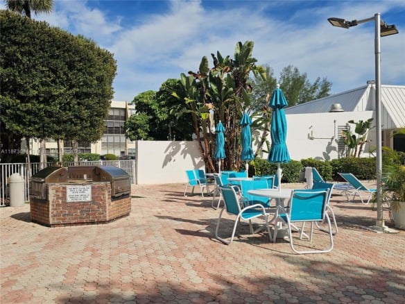 20400 W Country Club Dr # 315, Aventura FL 33180 — #A11873094