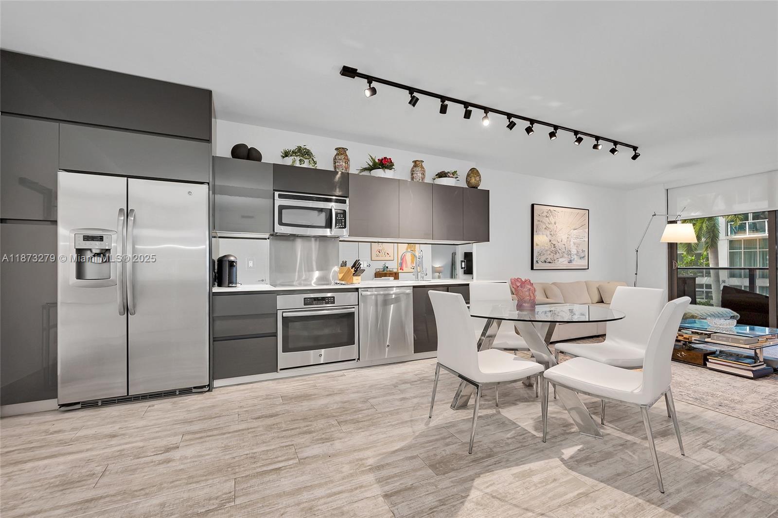 6dd28e9b-7538 31 SE 6th St # 304, Miami FL 33131 — #A11873279