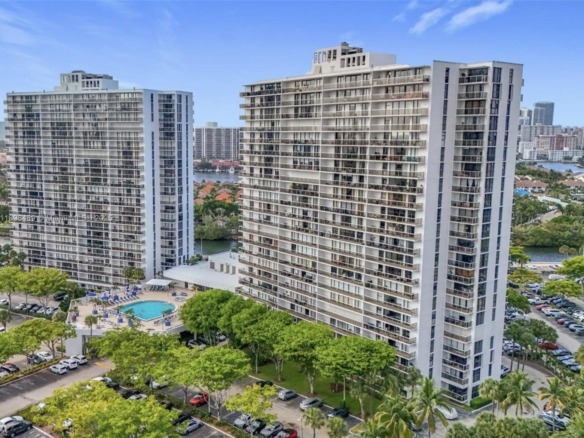 3731 N Country Club Dr # 129, Aventura FL 33180 — #A11898469