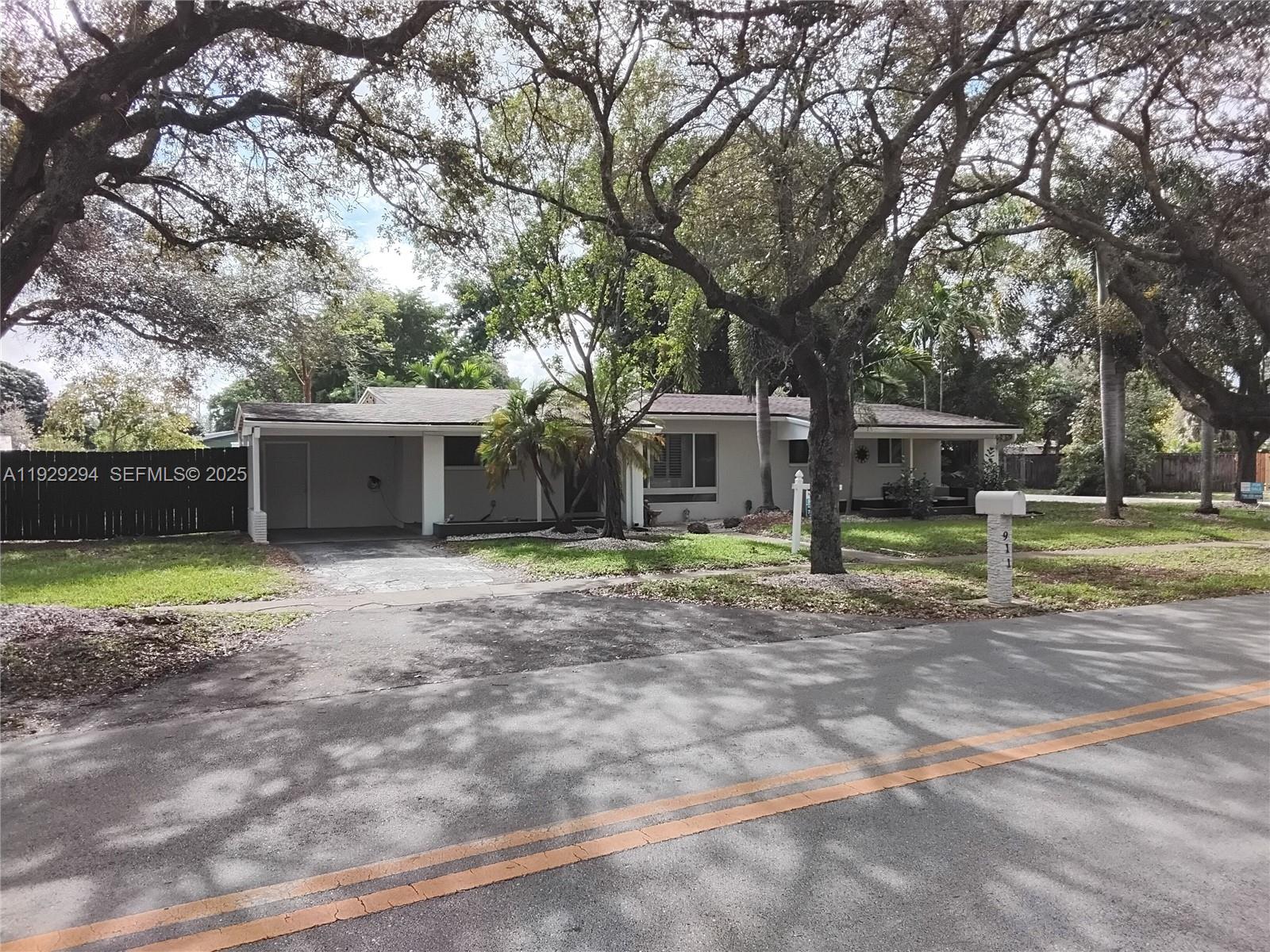 83dcefb7-2035 911 W Country Club Cir, Plantation FL 33317 — #A11929294