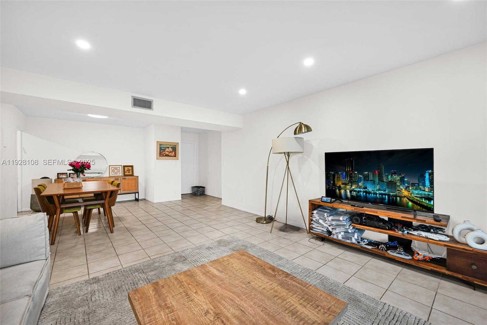83dcefb7-2345 4020 N Hills Dr # 29, Hollywood FL 33021 — #A11928108