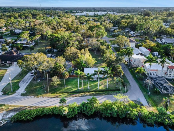 302 5th St SW, Other City – In The State Of Florida FL 33570 — #A11939626