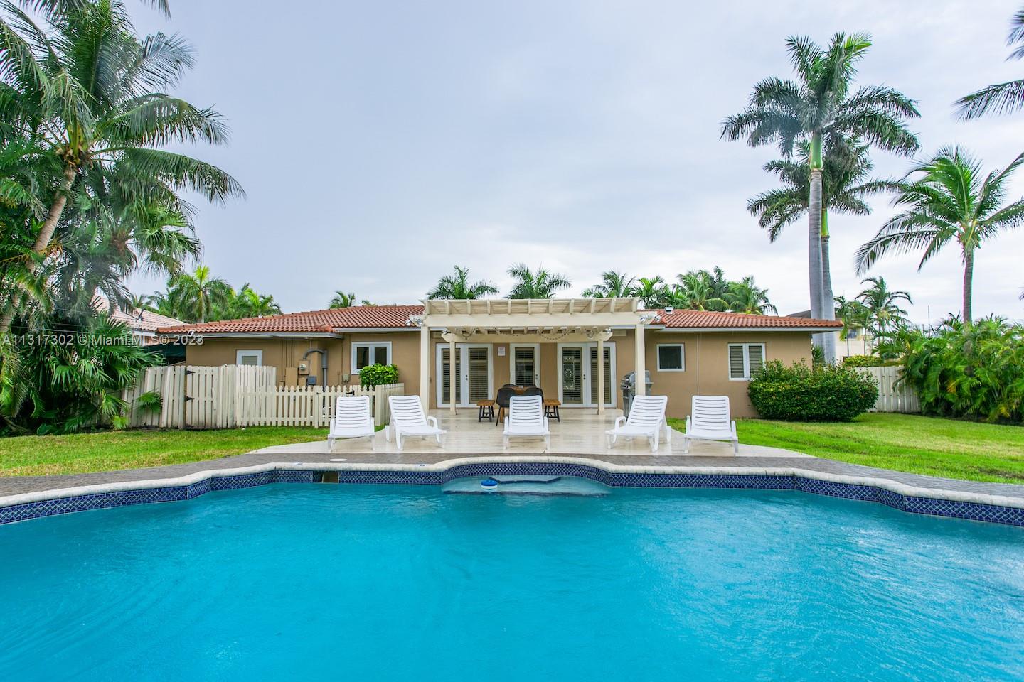 83dcefb7-2783 714 Harrison St, Hollywood FL 33019 — #A11317302