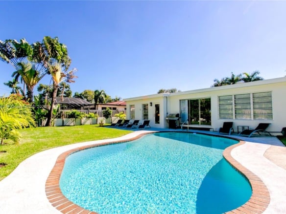 951 Washington St, Hollywood FL 33019 — #A11317343