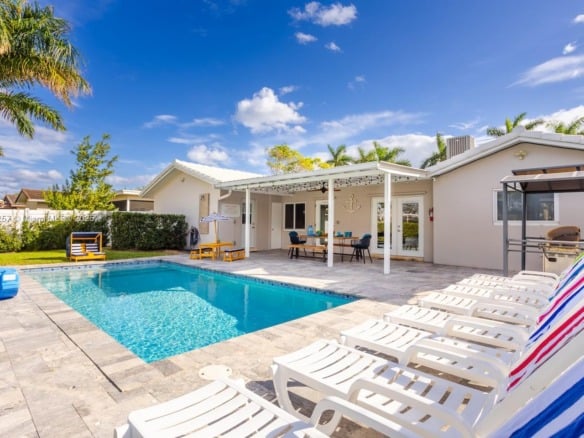 833 Washington St, Hollywood FL 33019 — #A11318257