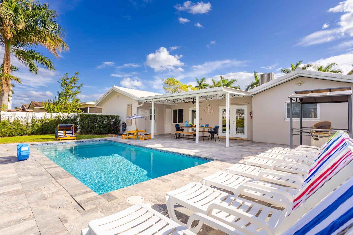 83dcefb7-2789 833 Washington St, Hollywood FL 33019 — #A11318257