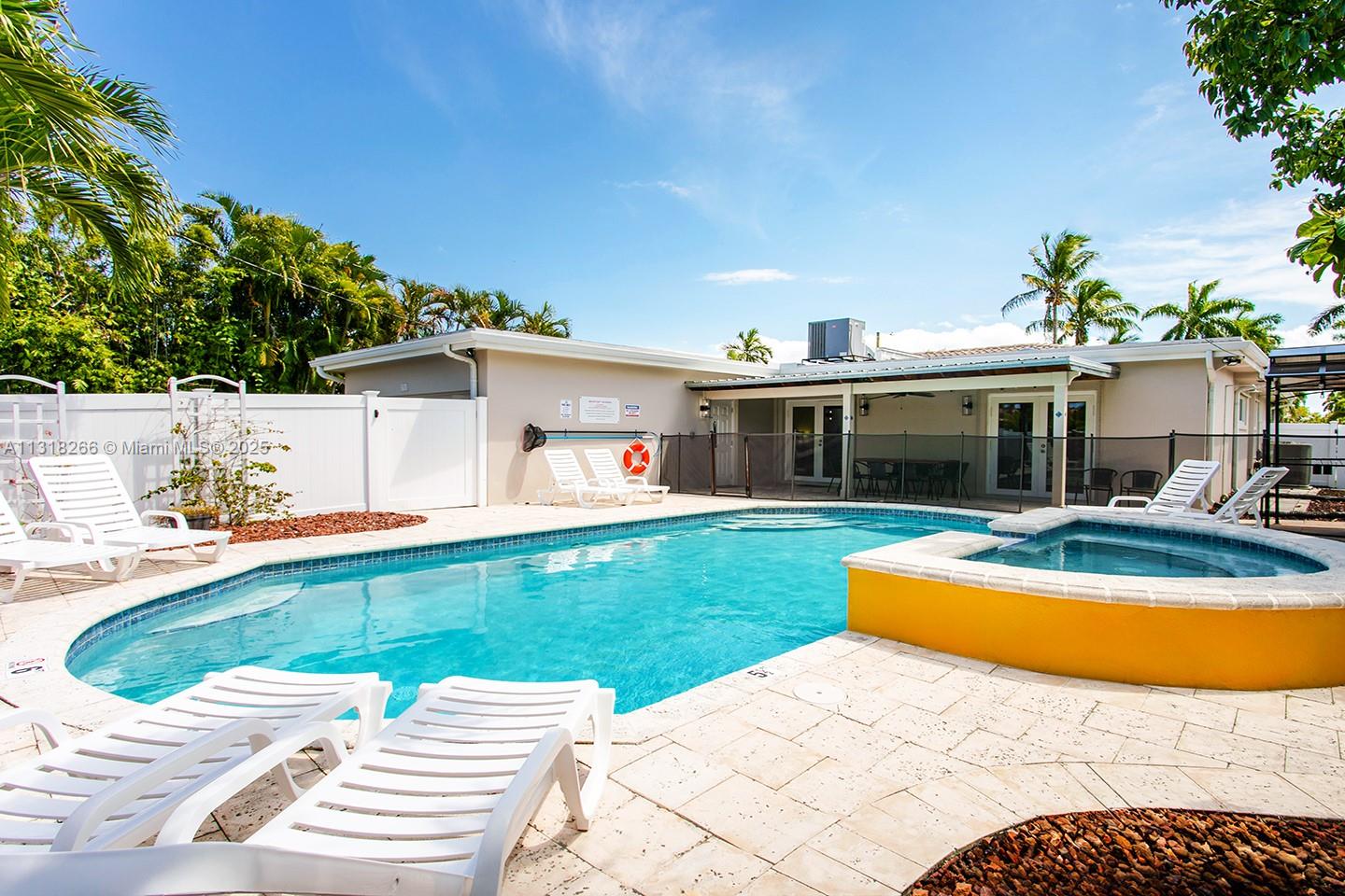 83dcefb7-2791 1311 Rodman St, Hollywood FL 33019 — #A11318266