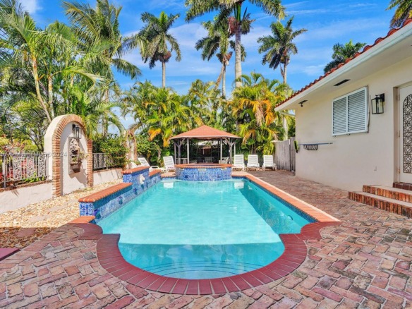 1049 N Southlake Dr, Hollywood FL 33019 — #A11333607